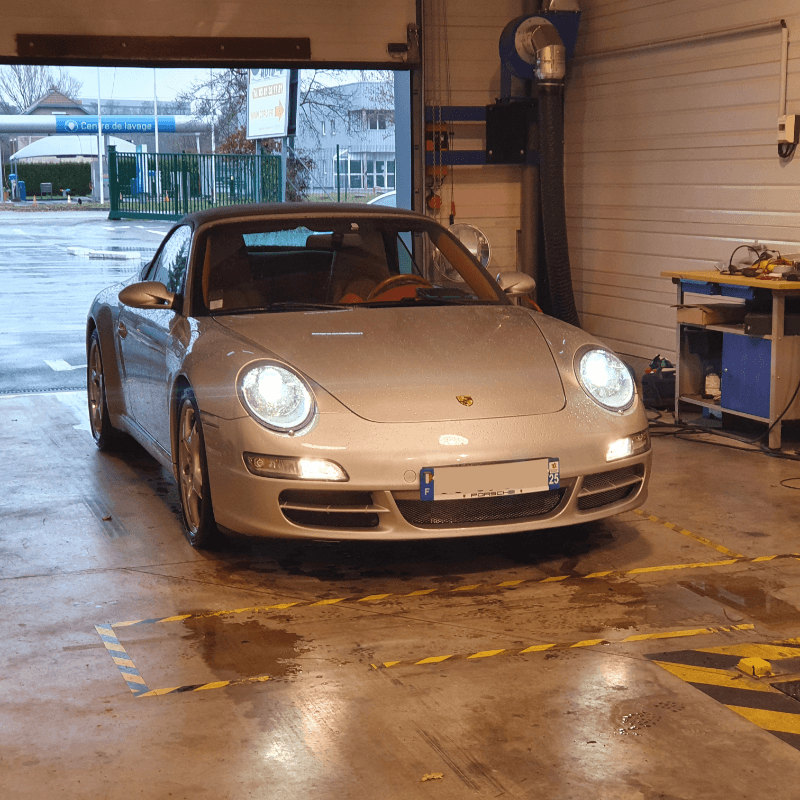 Porsche 911 gris argenté dans le centre CT