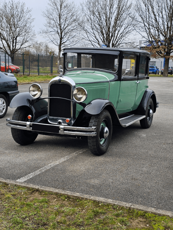 Voiture ancienne verte et noire années 1930