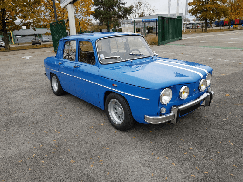Renault R8 Gordini bleue à bandes blanches - profil