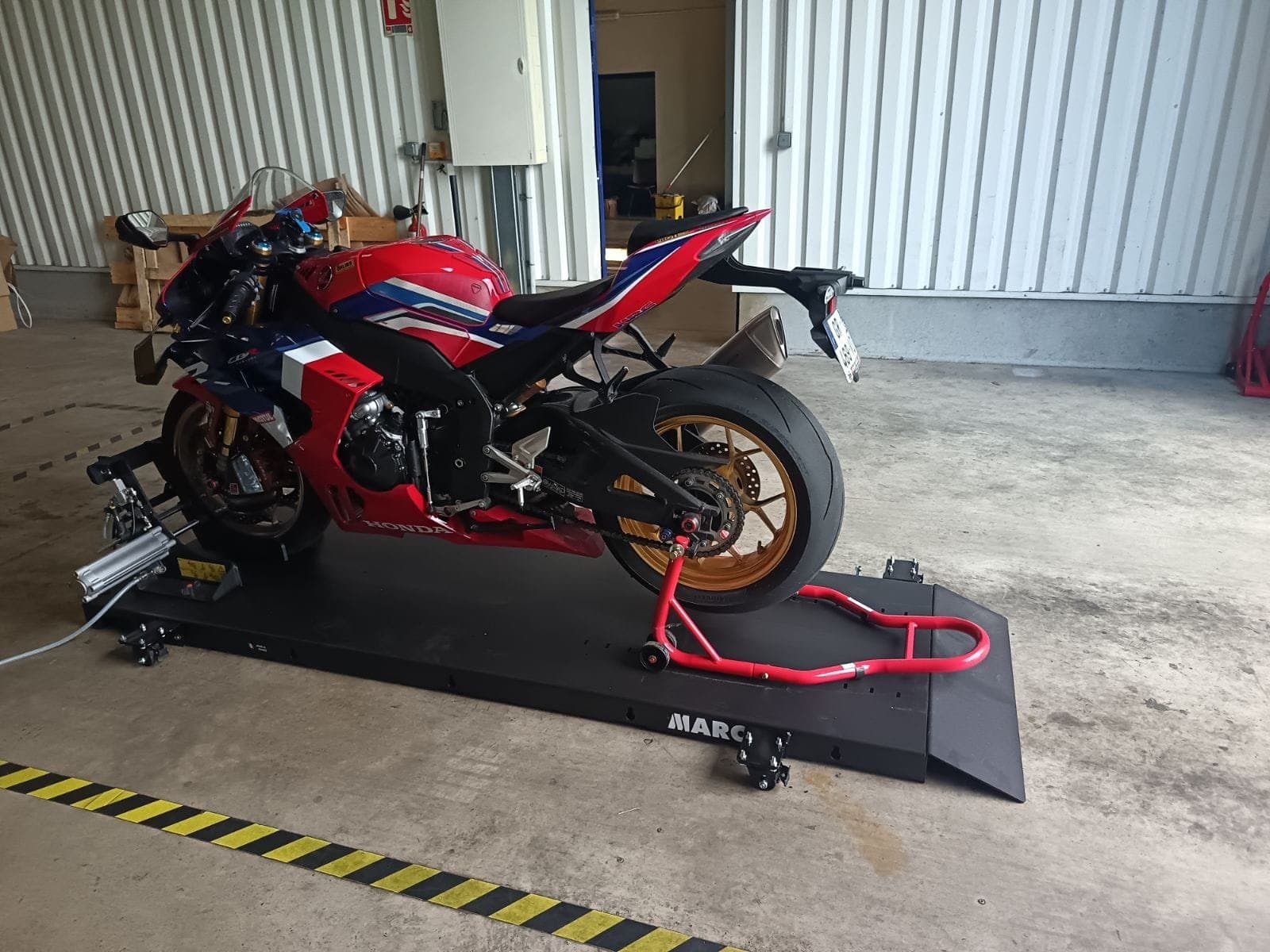 Honda CBR1000RR sur stand de contrôle technique moto