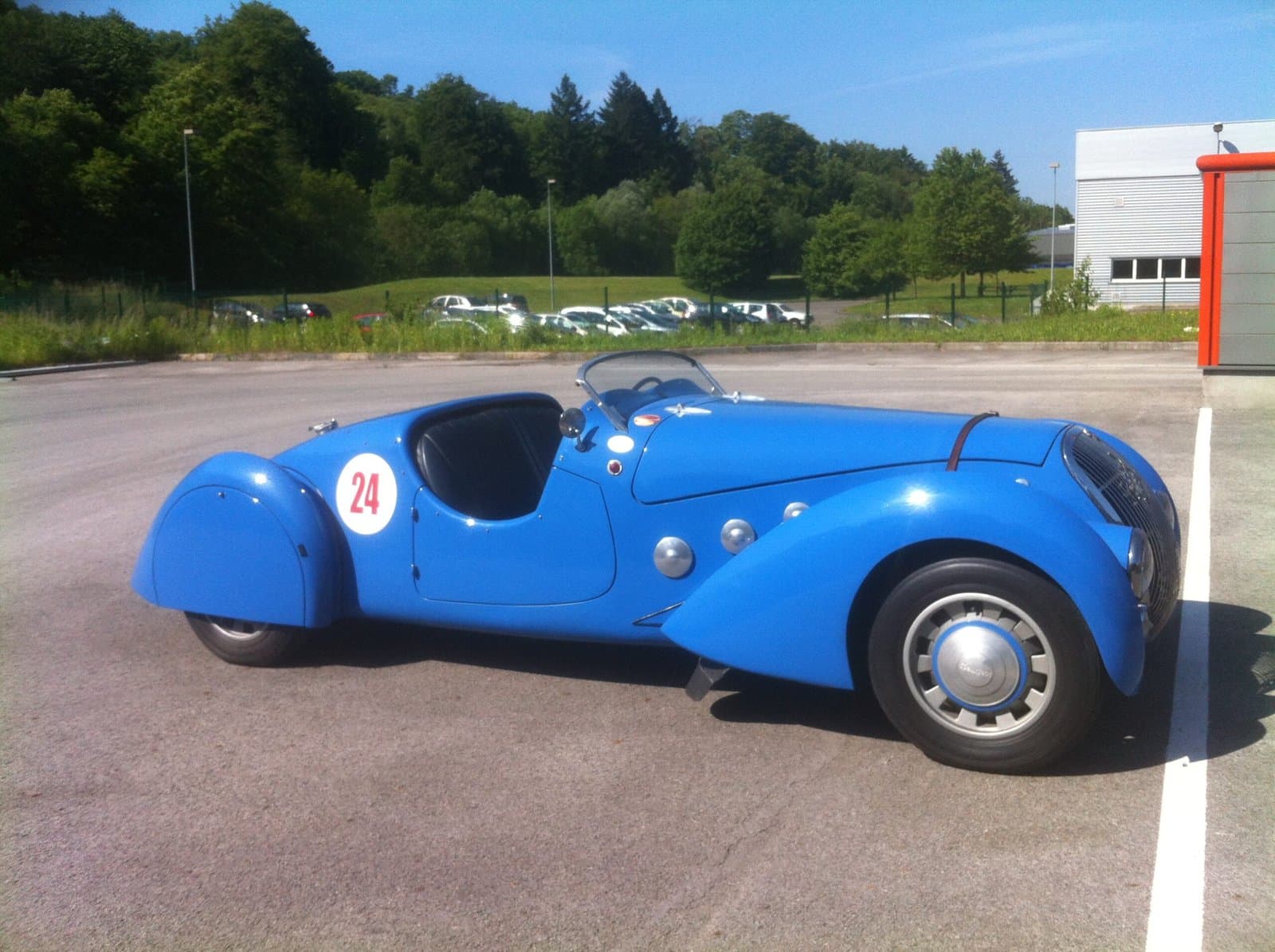 Peugeot 402 bleue sport vintage