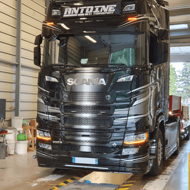 Camion Scania noir dans le centre CTPLT