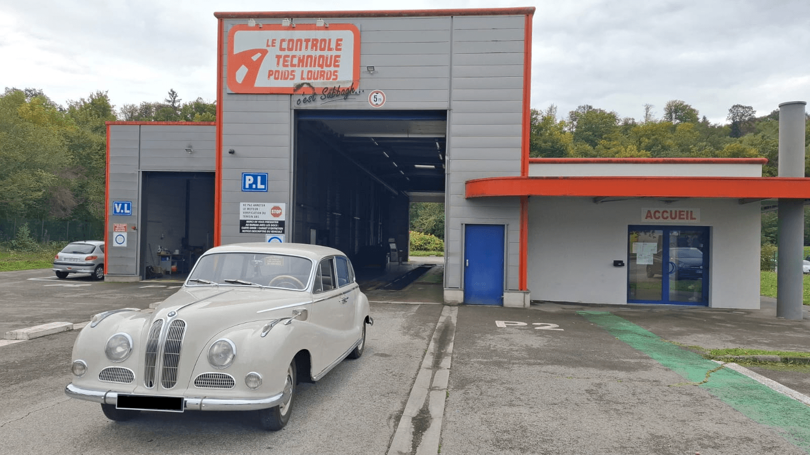 BMW 502 blanche vue large devant le centre poids lourds