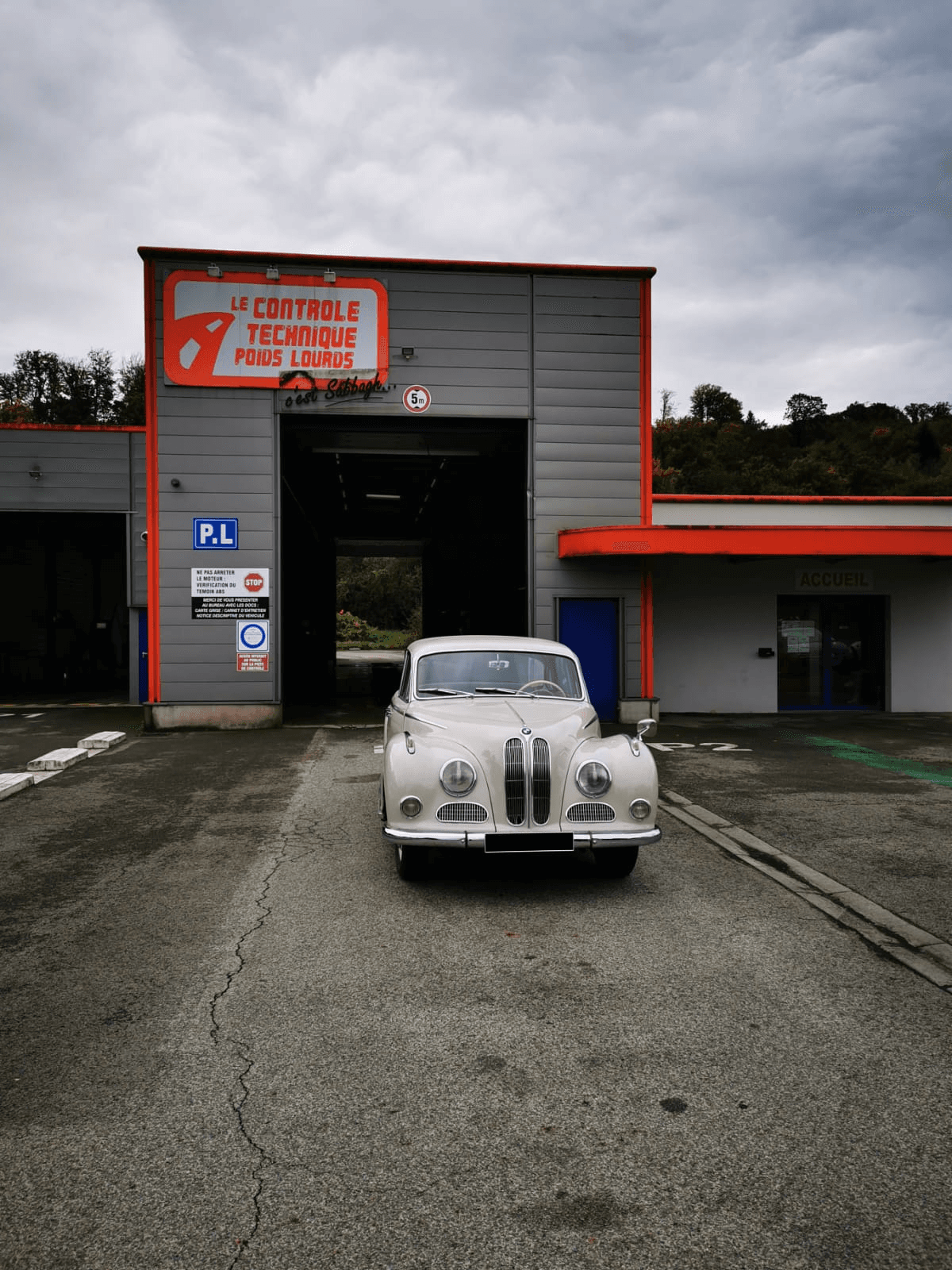 BMW 502 Barockengel blanche devant le centre CTPLT