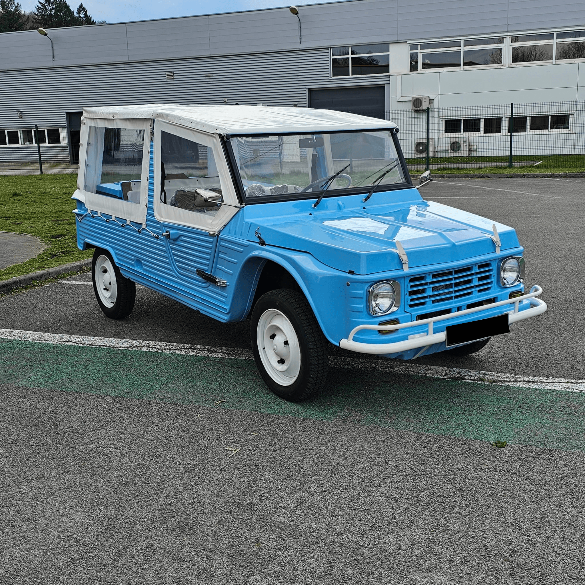 Citroën Méhari bleue sur le parking du centre