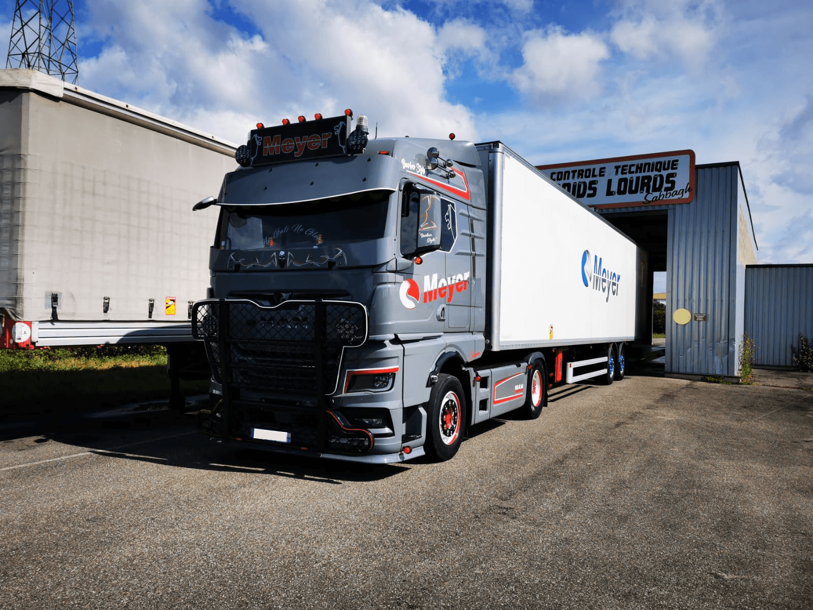 MAN TGX gris semi-remorque frigorifique Meyer