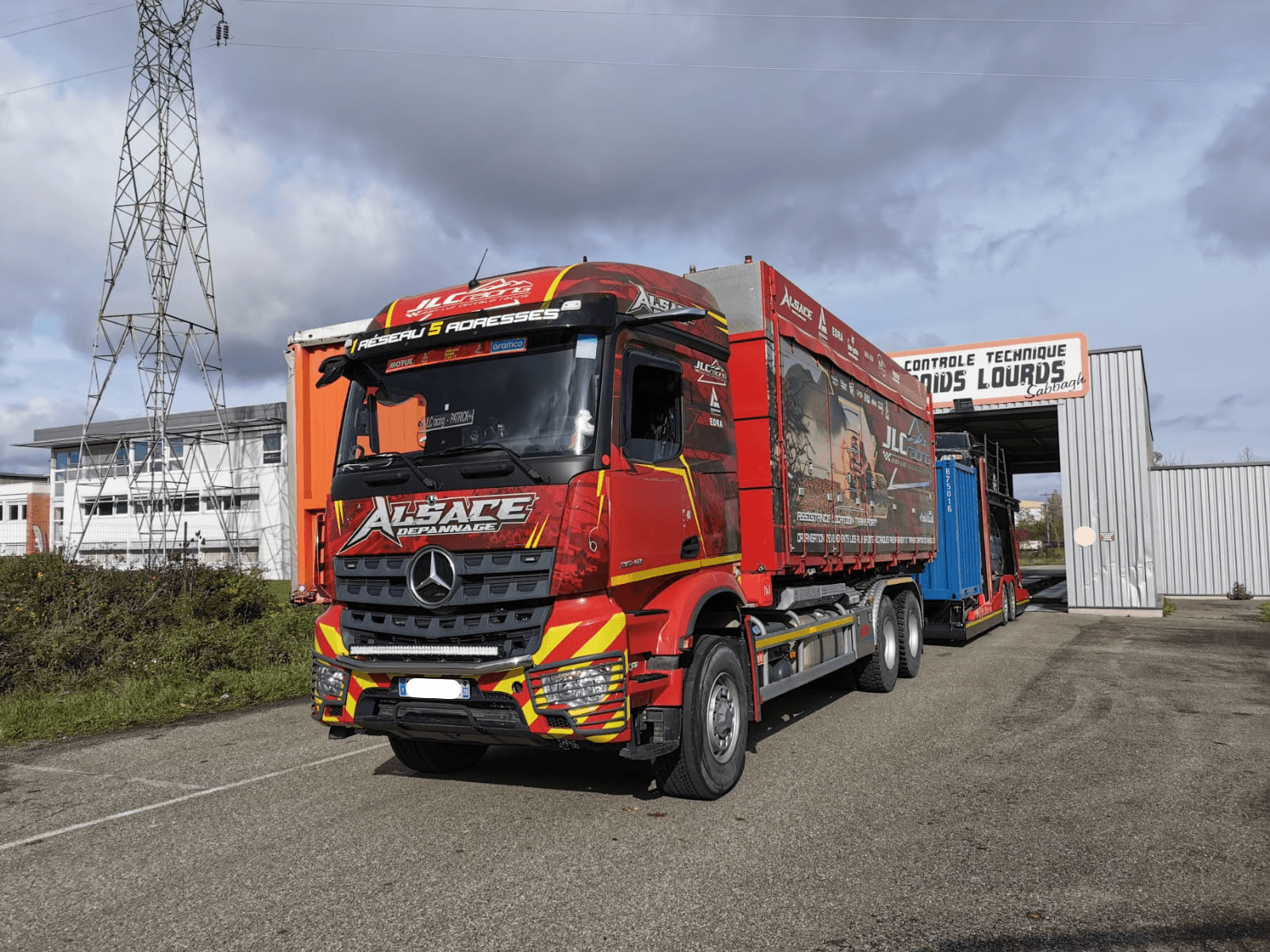Mercedes Arocs rouge forain entrant au centre poids lourds
