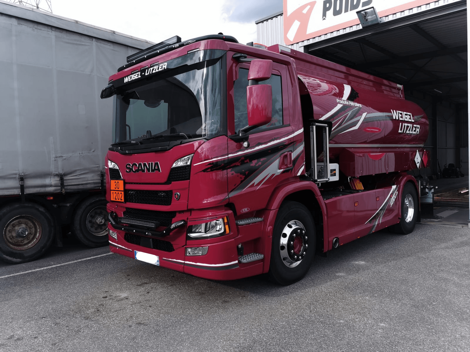 Scania citerne rouge devant le centre poids lourds