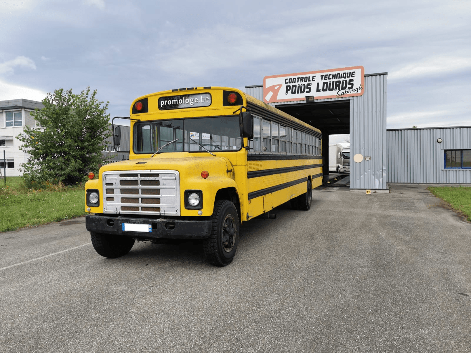 School bus américain jaune devant le centre CTPLT