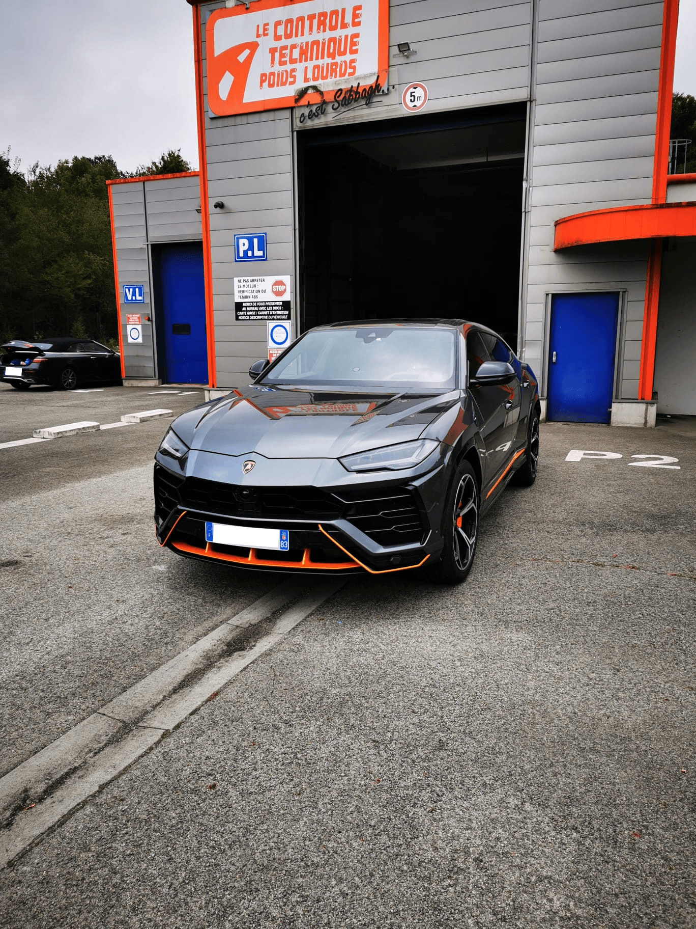 Lamborghini Urus gris mat devant le centre CTPLT