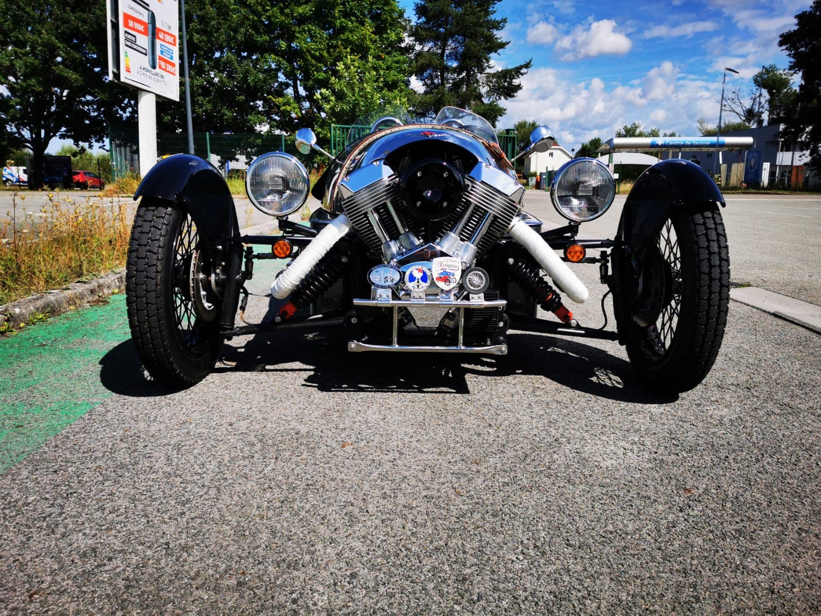 Morgan 3 Wheeler chromé vue de face sur le parking